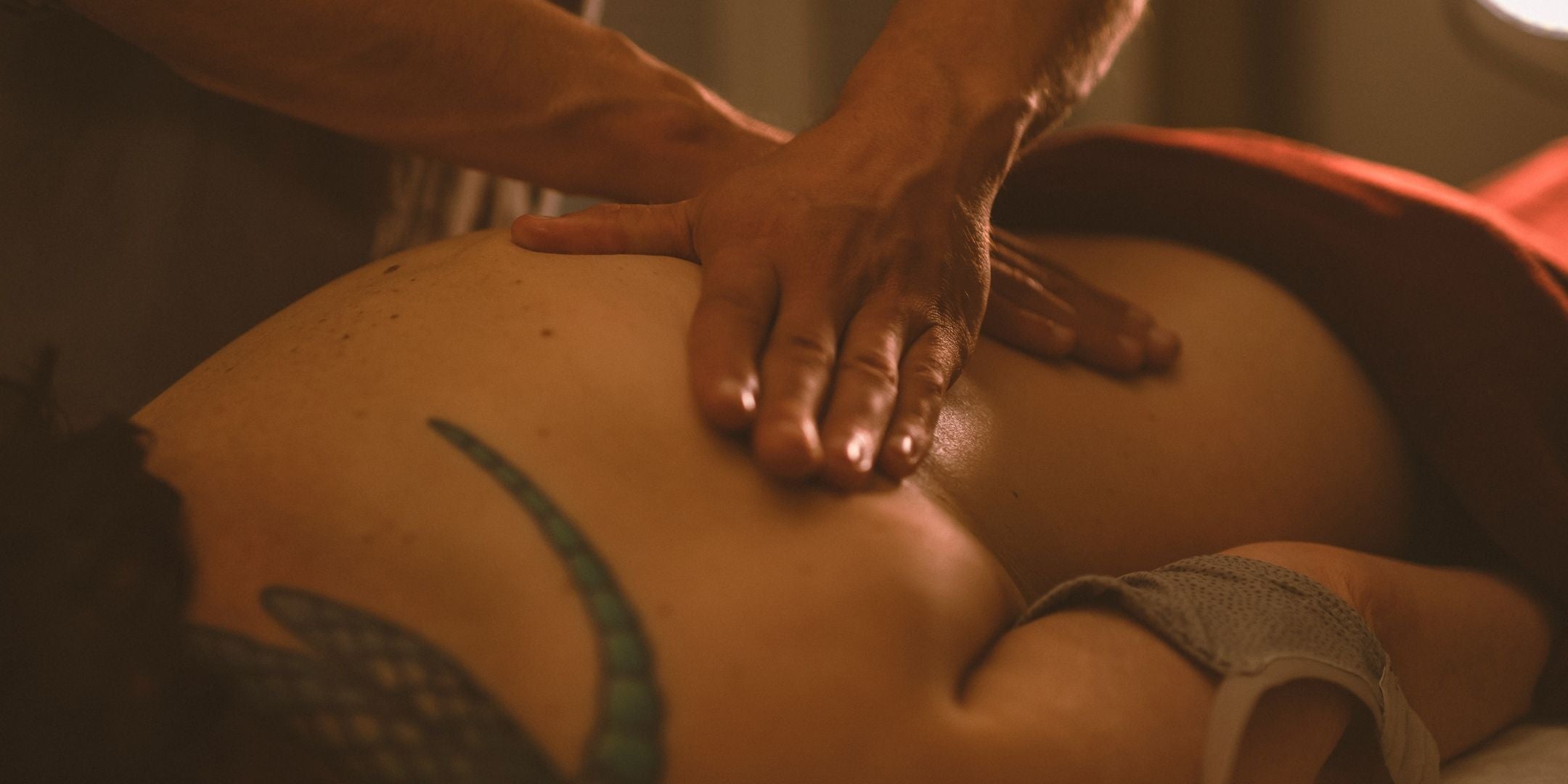 Behandlung einer Patientin mit manueller Therapie in der Therapiegold-Praxis in Oldenburg