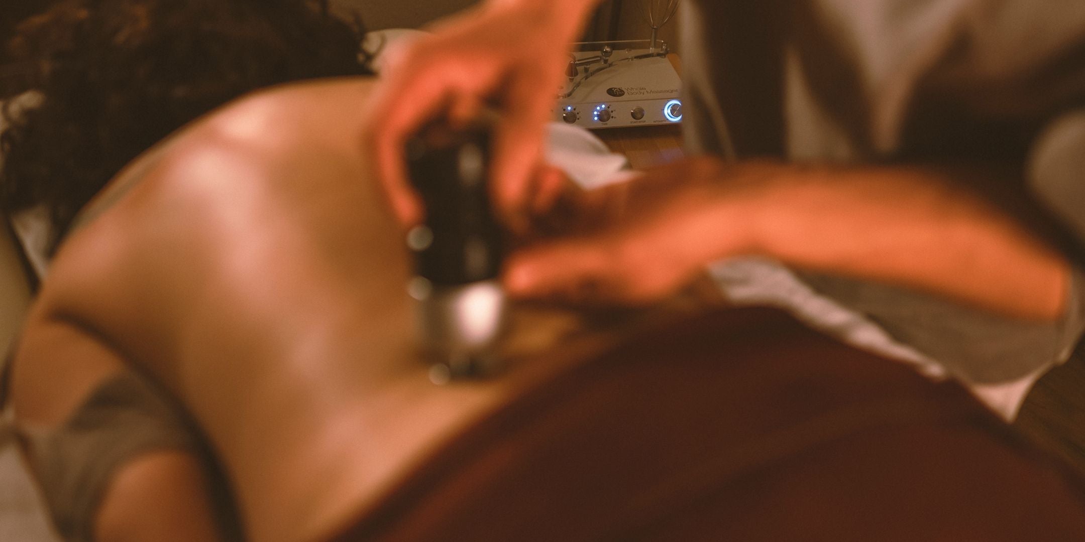 Bild einer Schallwellentherapie-Behandlung am Rücken in der Therapiegold-Praxis in Oldenburg. Wir verbinden modernste Technologie mit praxiserprobten Lösungen. Entdecke Geräte, die dir helfen, dich wieder frei zu bewegen, Schmerzen zu lindern und deine Gesundheit selbst in die Hand zu nehmen.