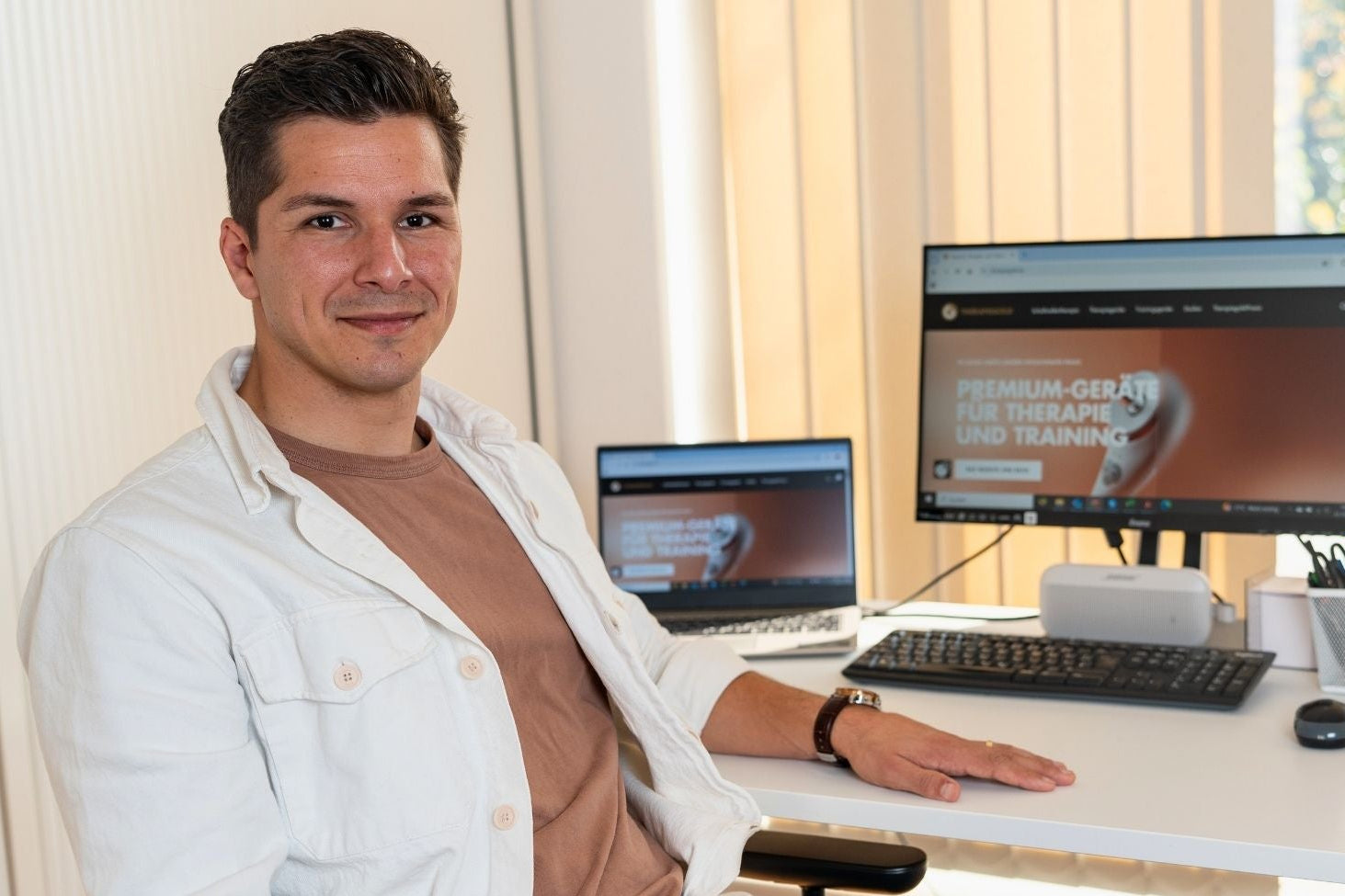 Michel Menzel von Therapiegold präsentiert die Anwendung der Schallwellentherapie für Training und Fitness.