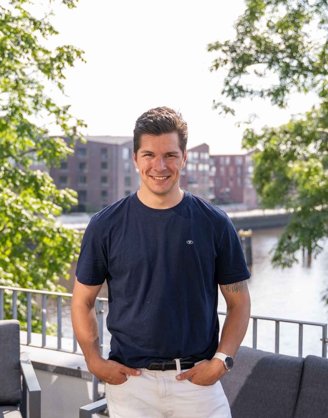 Bild auf dem Balkon der Therapiegold-Praxis mit Michel Menzel mit Sicht auf den Stadthafen Oldenburg