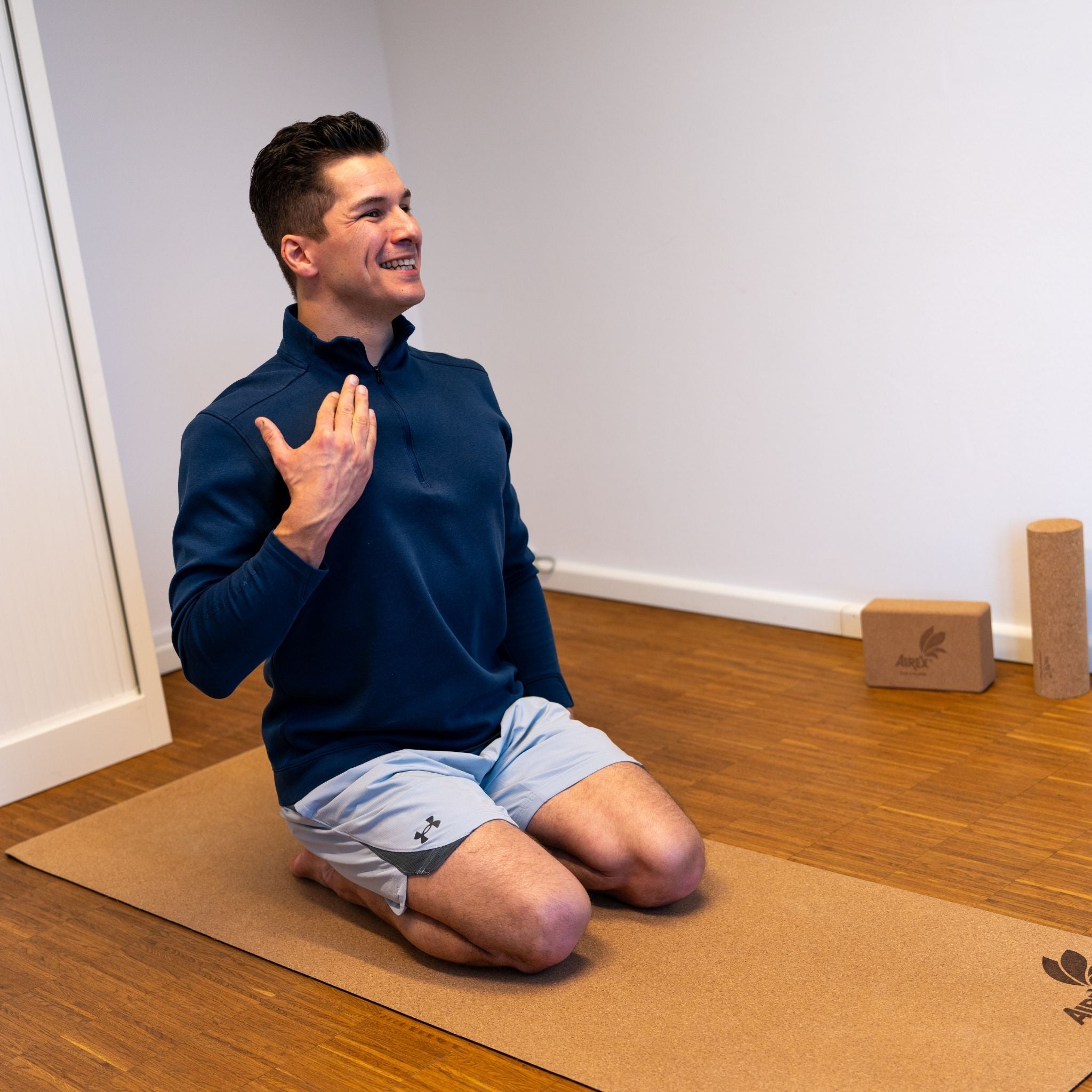 softX Cork-Ball Anwendung an der Brust – punktgenaue Selbstmassage – Therapiegold