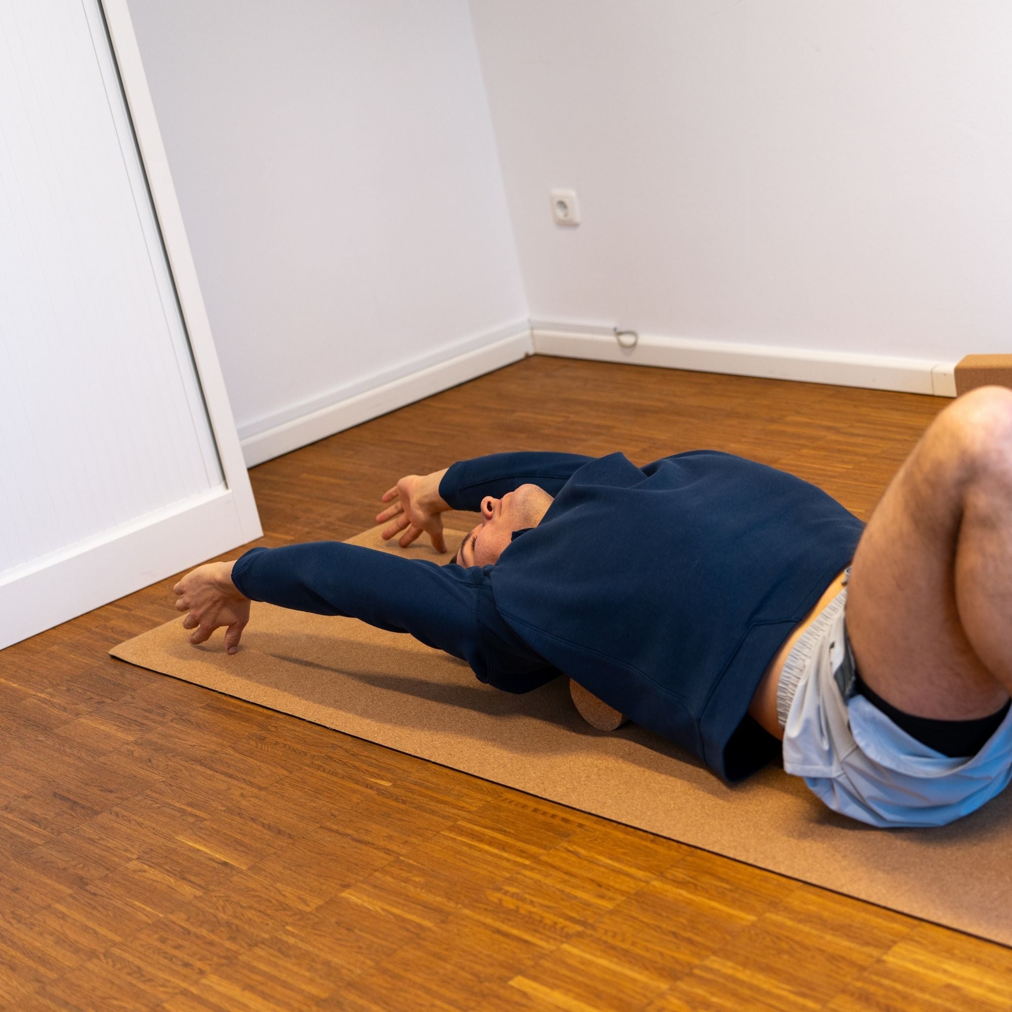softX Cork-Roll Anwendung Rücken auf dem Boden – Faszienmassage – Therapiegold