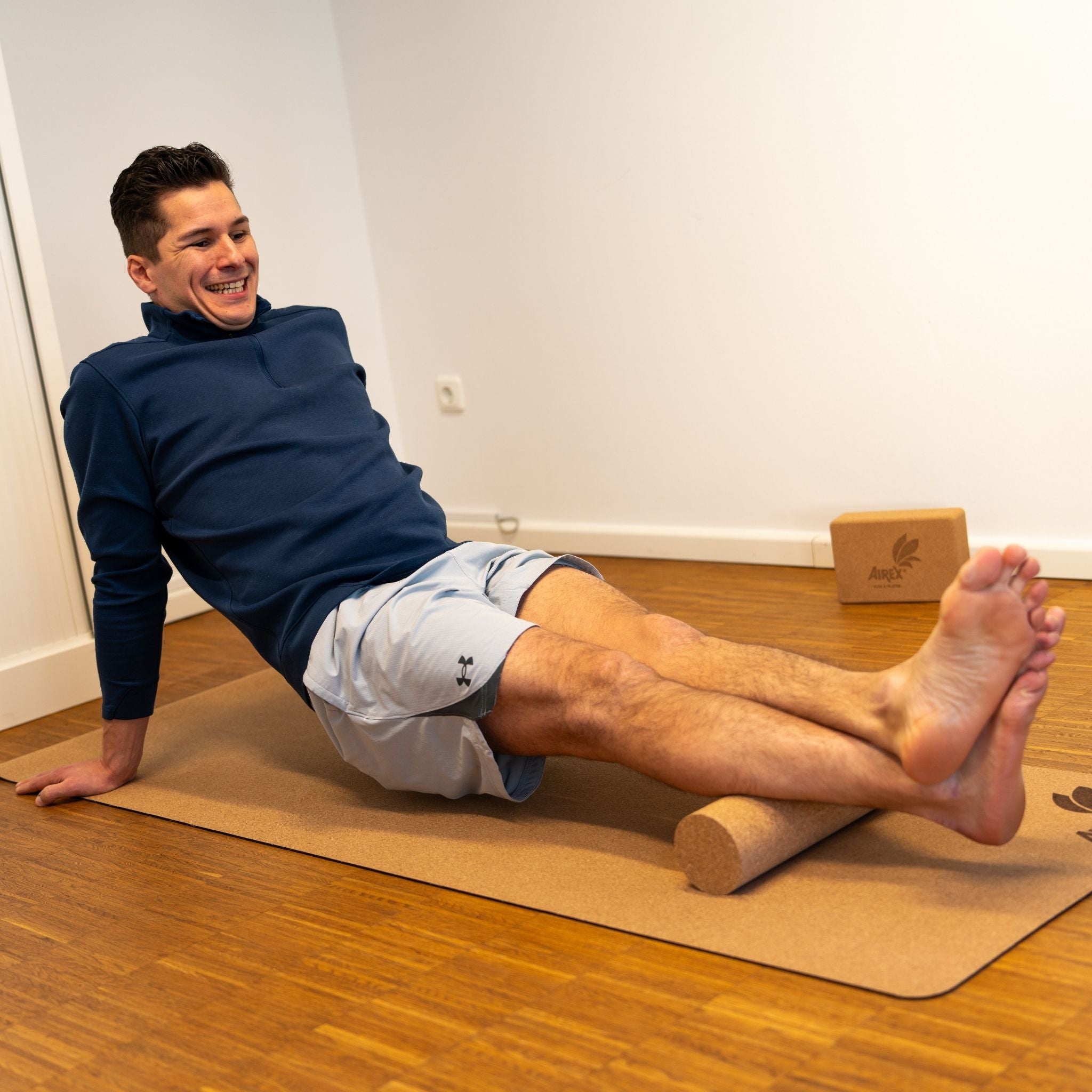 softX Cork-Roll Anwendung sitzend am Bein – Regeneration nach dem Training – Therapiegold