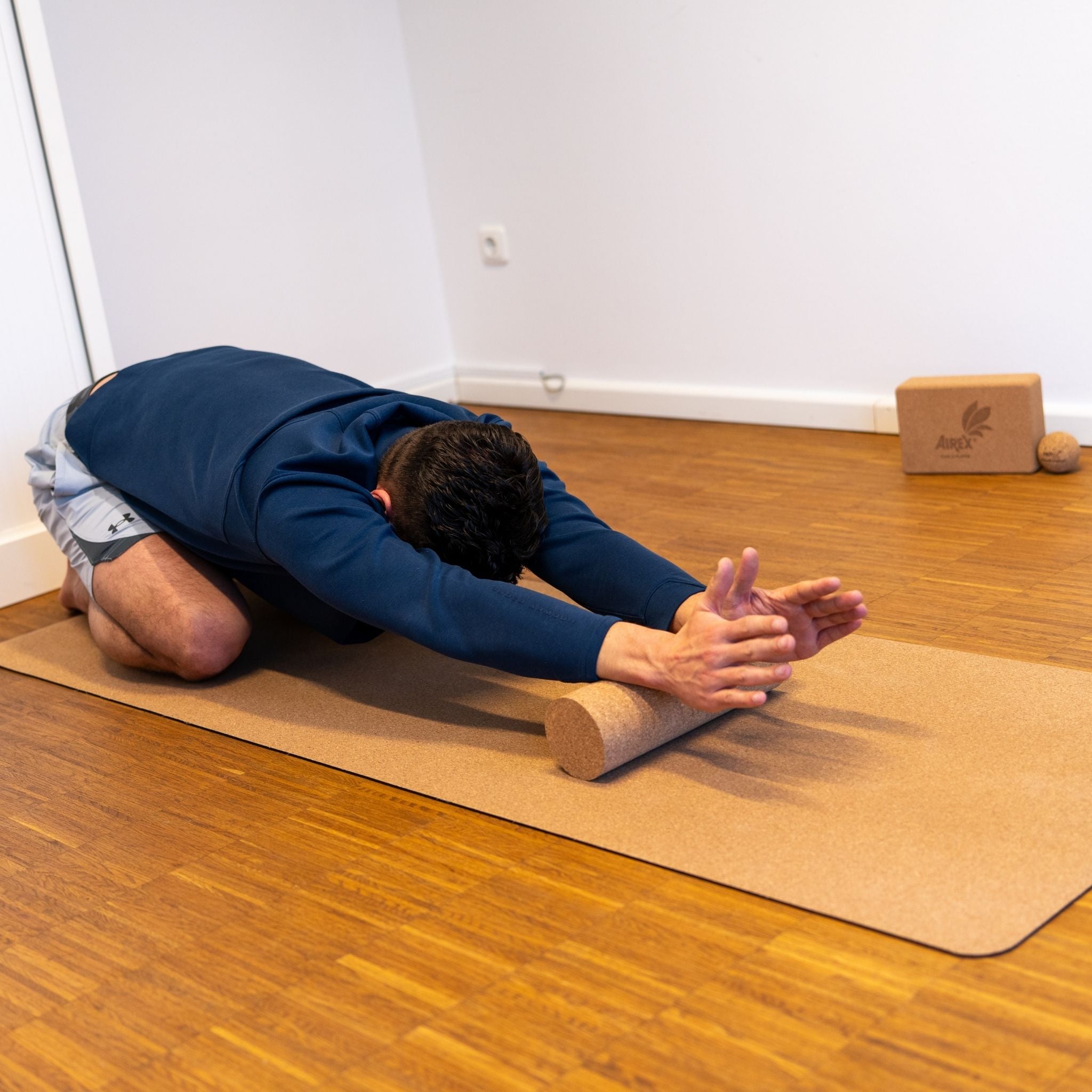 softX Cork-Roll Anwendung im Unterarmstütz – Ganzkörper-Faszienmassage – Therapiegold